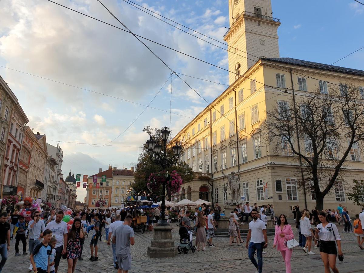 4 Bedrooms Apartment In The Old City Lviv Exterior photo